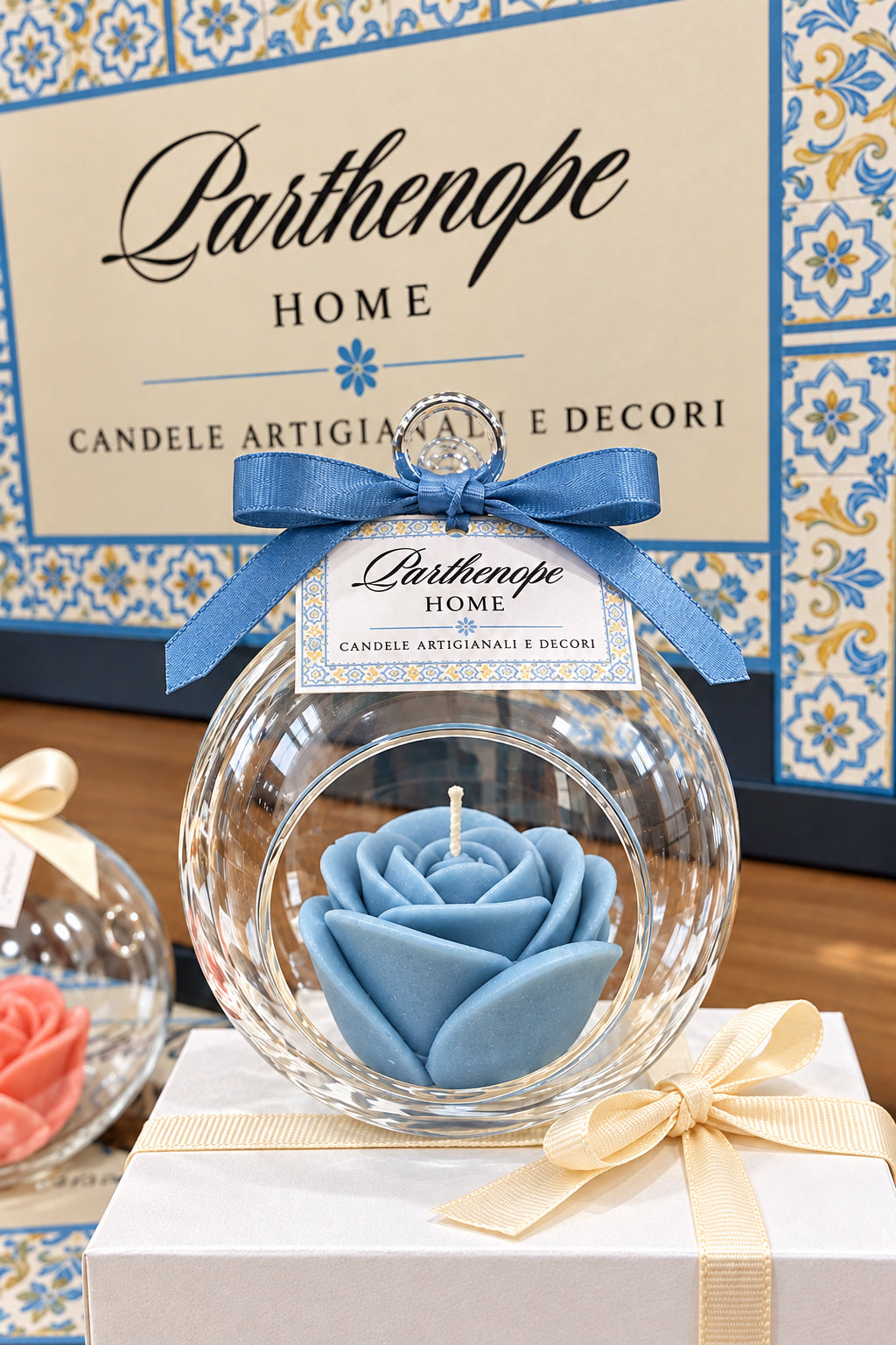 Candele Le Fleur con rose in diversi colori in contenitori di vetro